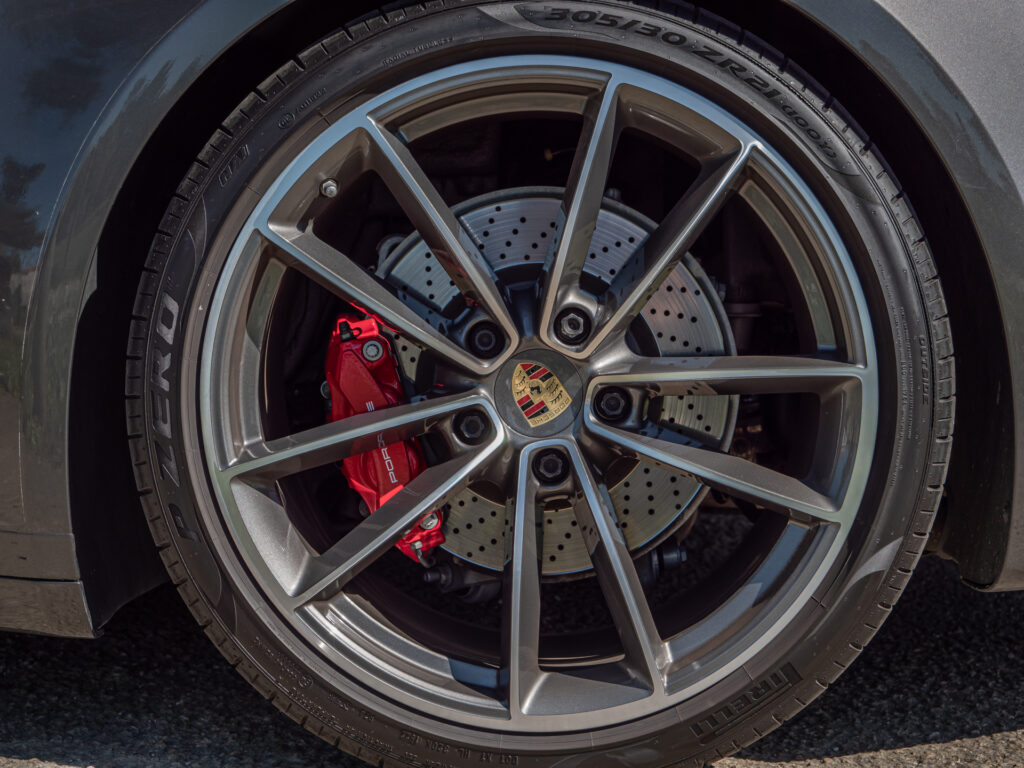 Jantes avec étriers de frein rouges – PORSCHE – 911 992 S – 2019 – PTS Agate Grey Metallic – 450 ch – Flat 6 Bi-Turbo – 39 900 km – Transmission : Sequentielle – Origine France – Privaty Cars – Expert des modèles PORSCHE en Nouvelle-Aquitaine