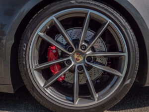 Jantes avec étriers de frein rouges – PORSCHE – 911 992 S – 2019 – PTS Agate Grey Metallic – 450 ch – Flat 6 Bi-Turbo – 39 900 km – Transmission : Sequentielle – Origine France – Privaty Cars – Expert des modèles PORSCHE en Nouvelle-Aquitaine