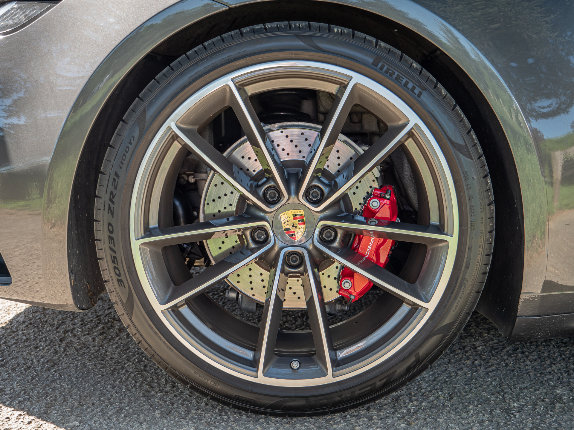 Jantes avec étriers de frein rouges – PORSCHE – 911 992 S – 2019 – PTS Agate Grey Metallic – 450 ch – Flat 6 Bi-Turbo – 39 900 km – Transmission : Sequentielle – Origine France – Privaty Cars – Spécialiste des sportives d’occasion en Nouvelle-Aquitaine