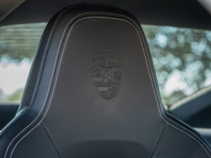 Sièges baquets en cuir – PORSCHE – 911 992 S – 2019 – PTS Agate Grey Metallic – 450 ch – Flat 6 Bi-Turbo – 39 900 km – Transmission : Sequentielle – Origine France – Privaty Cars – Spécialiste des sportives d’occasion en Charente-Maritime