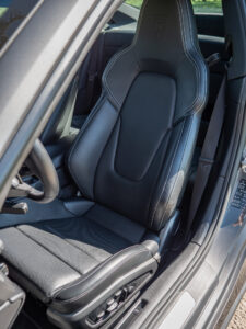 Sièges baquets en cuir – PORSCHE – 911 992 S – 2019 – PTS Agate Grey Metallic – 450 ch – Flat 6 Bi-Turbo – 39 900 km – Transmission : Sequentielle – Origine France – Privaty Cars – Rachat express de supercars et hypercars dans l’Ouest de la France