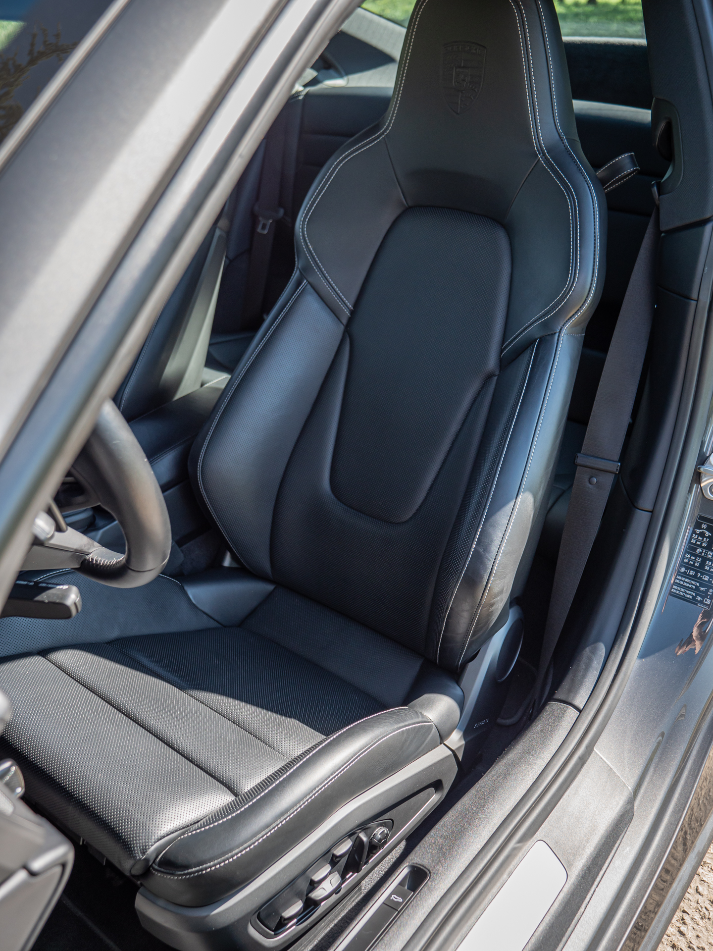 Sièges baquets en cuir – PORSCHE – 911 992 S – 2019 – PTS Agate Grey Metallic – 450 ch – Flat 6 Bi-Turbo – 39 900 km – Transmission : Sequentielle – Origine France – Privaty Cars – Rachat express de supercars et hypercars dans l’Ouest de la France