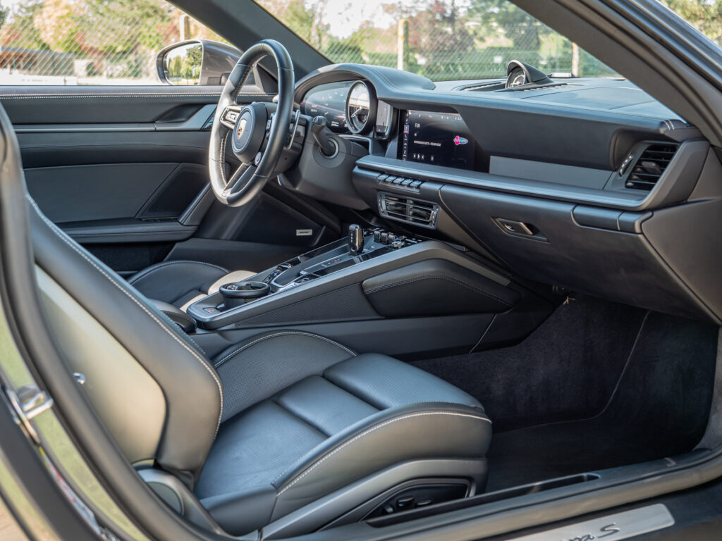 Sièges en cuir avec surpiqûres contrastées – PORSCHE – 911 992 S – 2019 – PTS Agate Grey Metallic – 450 ch – Flat 6 Bi-Turbo – 39 900 km – Transmission : Sequentielle – Origine France – Privaty Cars – Service de courtage et recherche automobile premium près de Niort