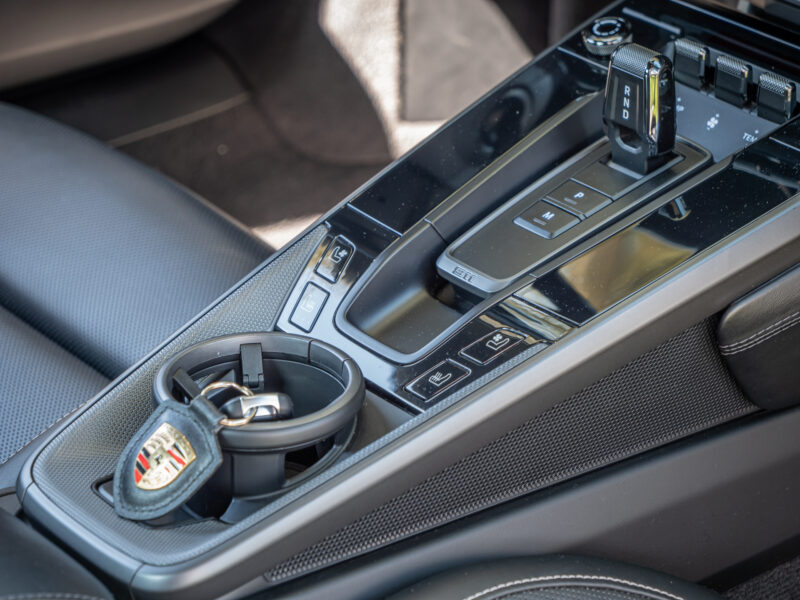 Console centrale avec levier de vitesses – PORSCHE – 911 992 S – 2019 – PTS Agate Grey Metallic – 450 ch – Flat 6 Bi-Turbo – 39 900 km – Transmission : Sequentielle – Origine France – Privaty Cars – Dépôt-vente sécurisé de véhicules de prestige près de Niort