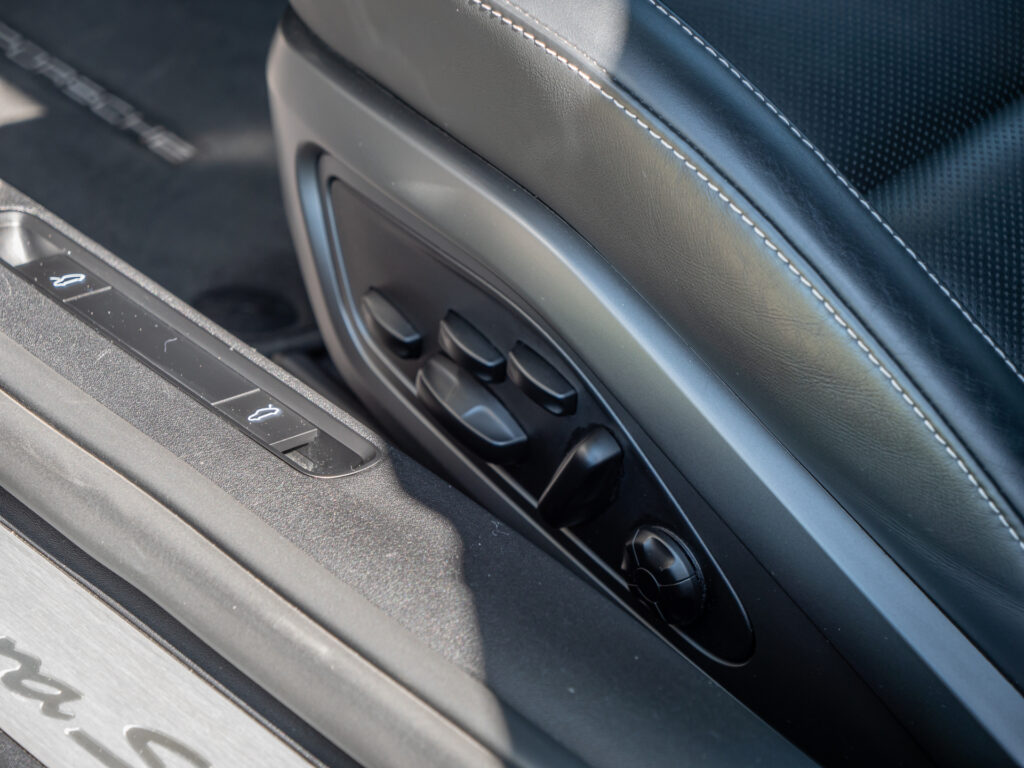 Commandes de réglage de siège – PORSCHE – 911 992 S – 2019 – PTS Agate Grey Metallic – 450 ch – Flat 6 Bi-Turbo – 39 900 km – Transmission : Sequentielle – Origine France – Privaty Cars – Achat et vente de voitures de luxe d’occasion près de Niort