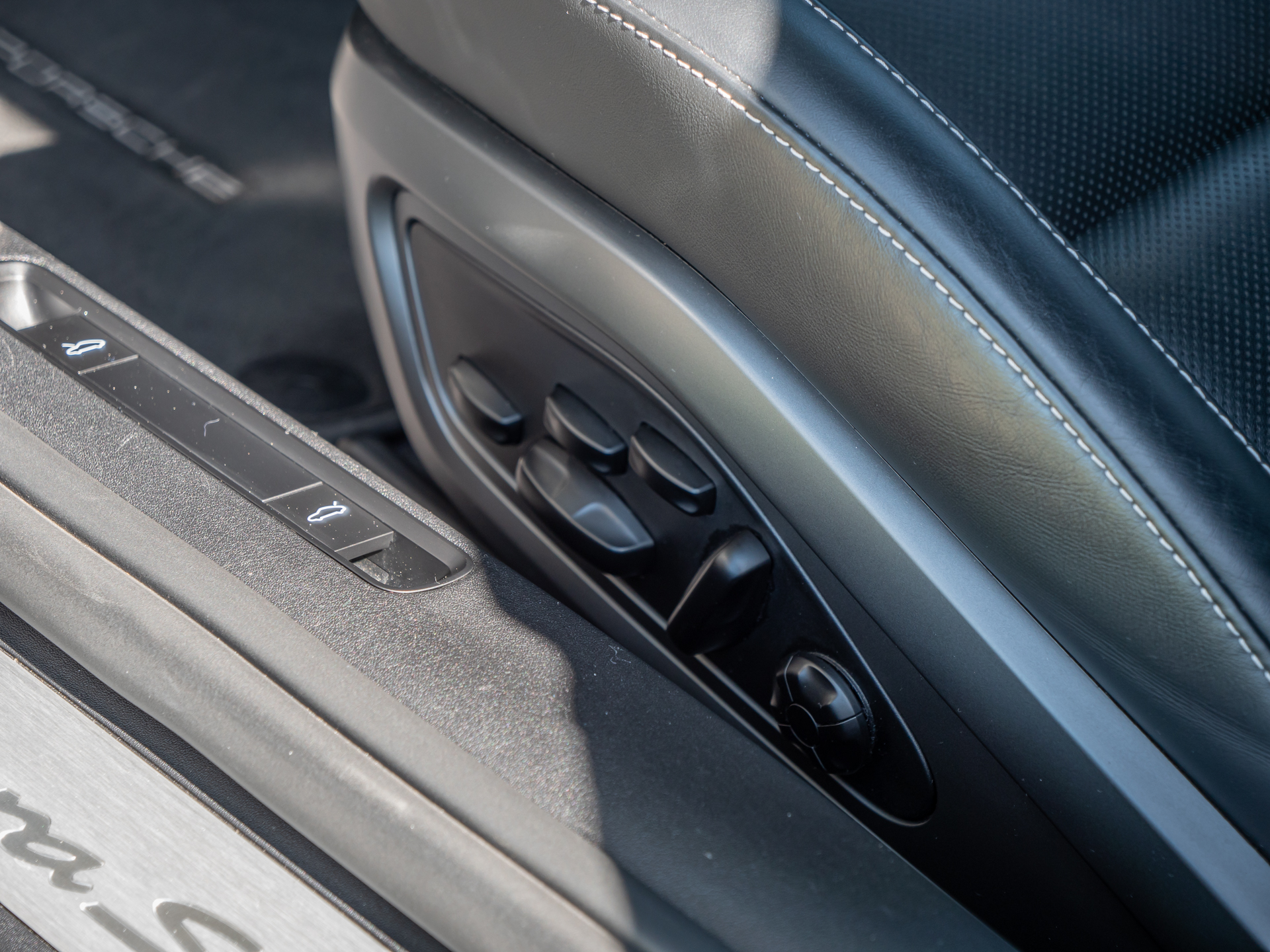 Commandes de réglage de siège – PORSCHE – 911 992 S – 2019 – PTS Agate Grey Metallic – 450 ch – Flat 6 Bi-Turbo – 39 900 km – Transmission : Sequentielle – Origine France – Privaty Cars – Achat et vente de voitures de luxe d’occasion près de Niort