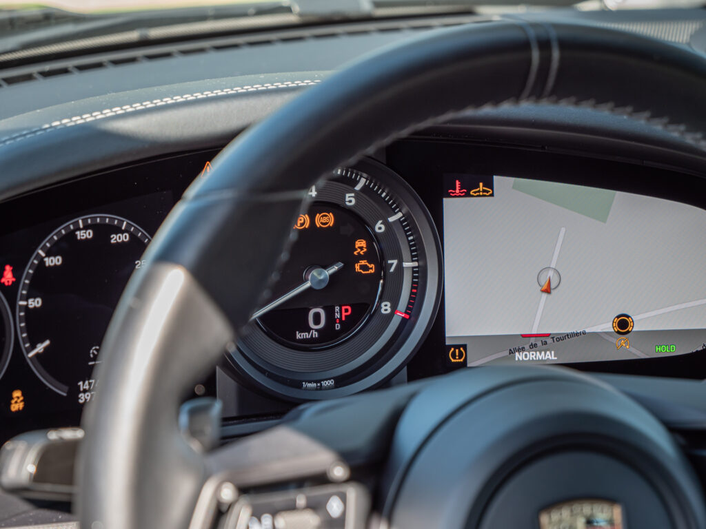 Tableau de bord – PORSCHE – 911 992 S – 2019 – PTS Agate Grey Metallic – 450 ch – Flat 6 Bi-Turbo – 39 900 km – Transmission : Sequentielle – Origine France – Privaty Cars – Achat et vente de voitures de luxe d’occasion en Charente-Maritime