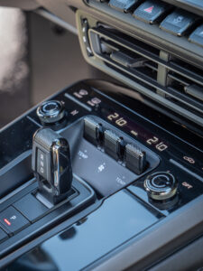 Console centrale avec levier de vitesses – PORSCHE – 911 992 S – 2019 – PTS Agate Grey Metallic – 450 ch – Flat 6 Bi-Turbo – 39 900 km – Transmission : Sequentielle – Origine France – Privaty Cars – Recherche personnalisée de modèles PORSCHE à 2 heures de Paris en TGV