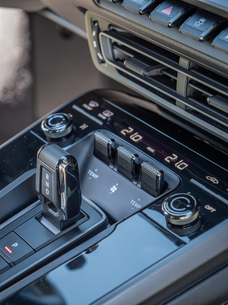 Console centrale avec levier de vitesses – PORSCHE – 911 992 S – 2019 – PTS Agate Grey Metallic – 450 ch – Flat 6 Bi-Turbo – 39 900 km – Transmission : Sequentielle – Origine France – Privaty Cars – Recherche personnalisée de modèles PORSCHE à 2 heures de Paris en TGV