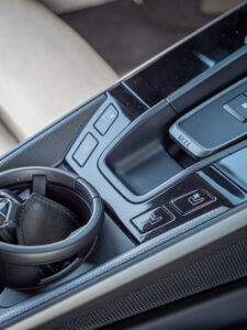 Console centrale avec commandes intégrées – PORSCHE – 911 992 S – 2019 – PTS Agate Grey Metallic – 450 ch – Flat 6 Bi-Turbo – 39 900 km – Transmission : Sequentielle – Origine France – Privaty Cars – Rachat de Porsche et Ferrari d’occasion près de Poitiers