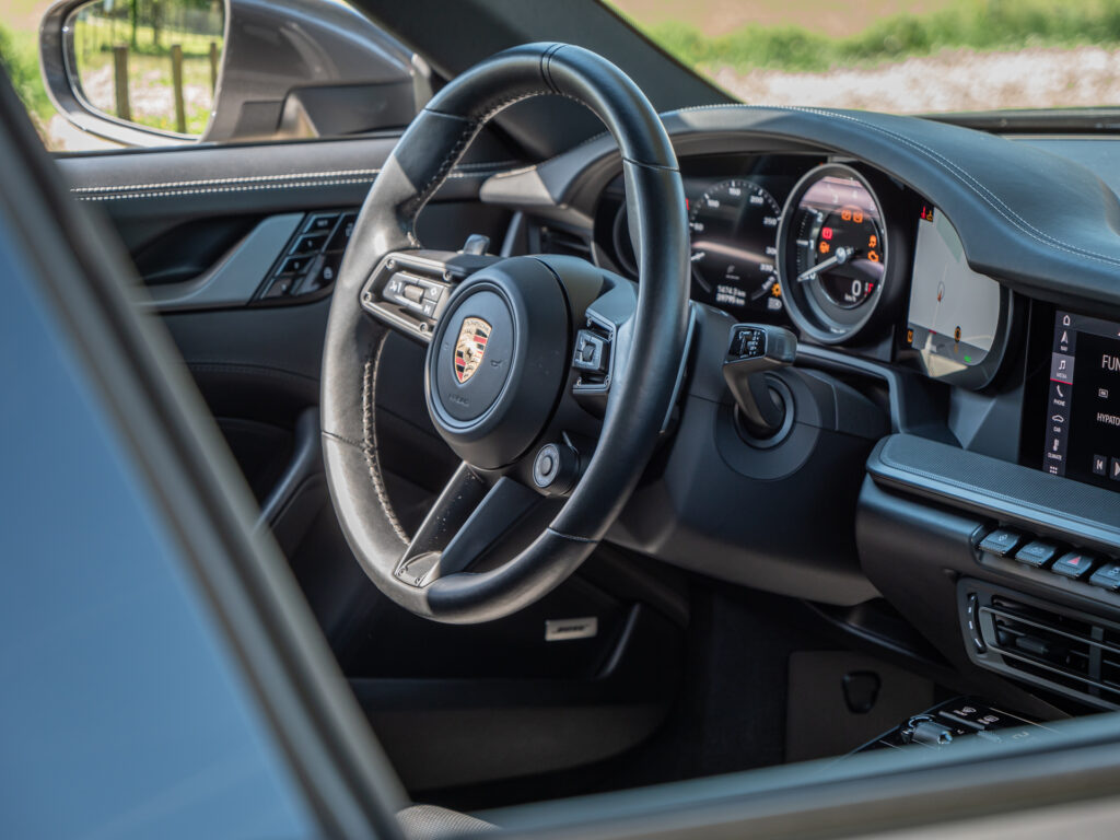 Volant – PORSCHE – 911 992 S – 2019 – PTS Agate Grey Metallic – 450 ch – Flat 6 Bi-Turbo – 39 900 km – Transmission : Sequentielle – Origine France – Privaty Cars – Achat et vente de véhicules PORSCHE d’occasion en Nouvelle-Aquitaine