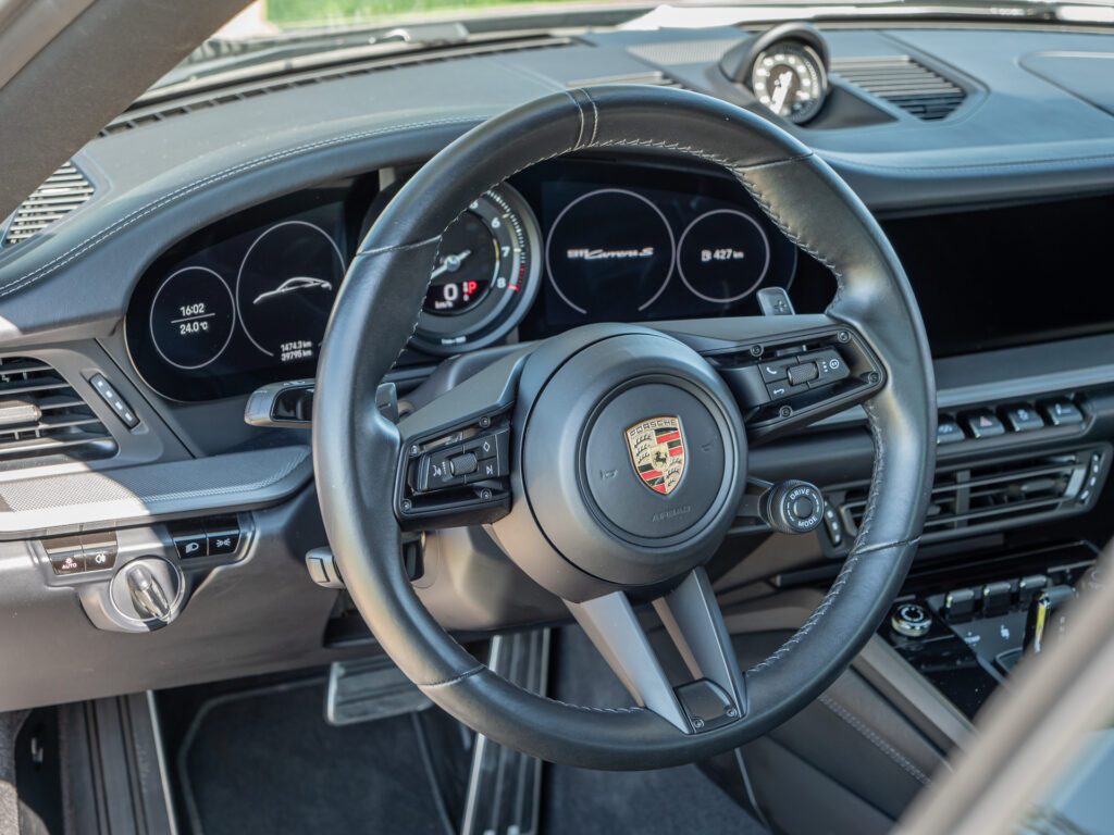 Volant – PORSCHE – 911 992 S – 2019 – PTS Agate Grey Metallic – 450 ch – Flat 6 Bi-Turbo – 39 900 km – Transmission : Sequentielle – Origine France – Privaty Cars – Dépôt-vente de véhicules PORSCHE en Nouvelle-Aquitaine