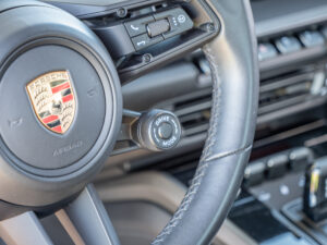 Volant – PORSCHE – 911 992 S – 2019 – PTS Agate Grey Metallic – 450 ch – Flat 6 Bi-Turbo – 39 900 km – Transmission : Sequentielle – Origine France – Privaty Cars – Vente de voitures de sport d’occasion proche de Nantes