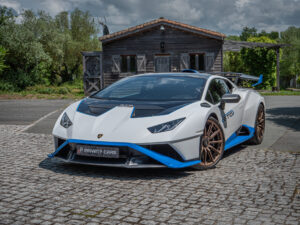 À vendre – LAMBORGHINI – HURACAN STO – 2021 – Bianco Asopo – 13 900 km – 640 ch – V10 Atmo – Transmission : Sequentielle – Photo principale – Origine Italie – Privaty Cars – Recherche de supercars hors marché entre Bordeaux et Nantes