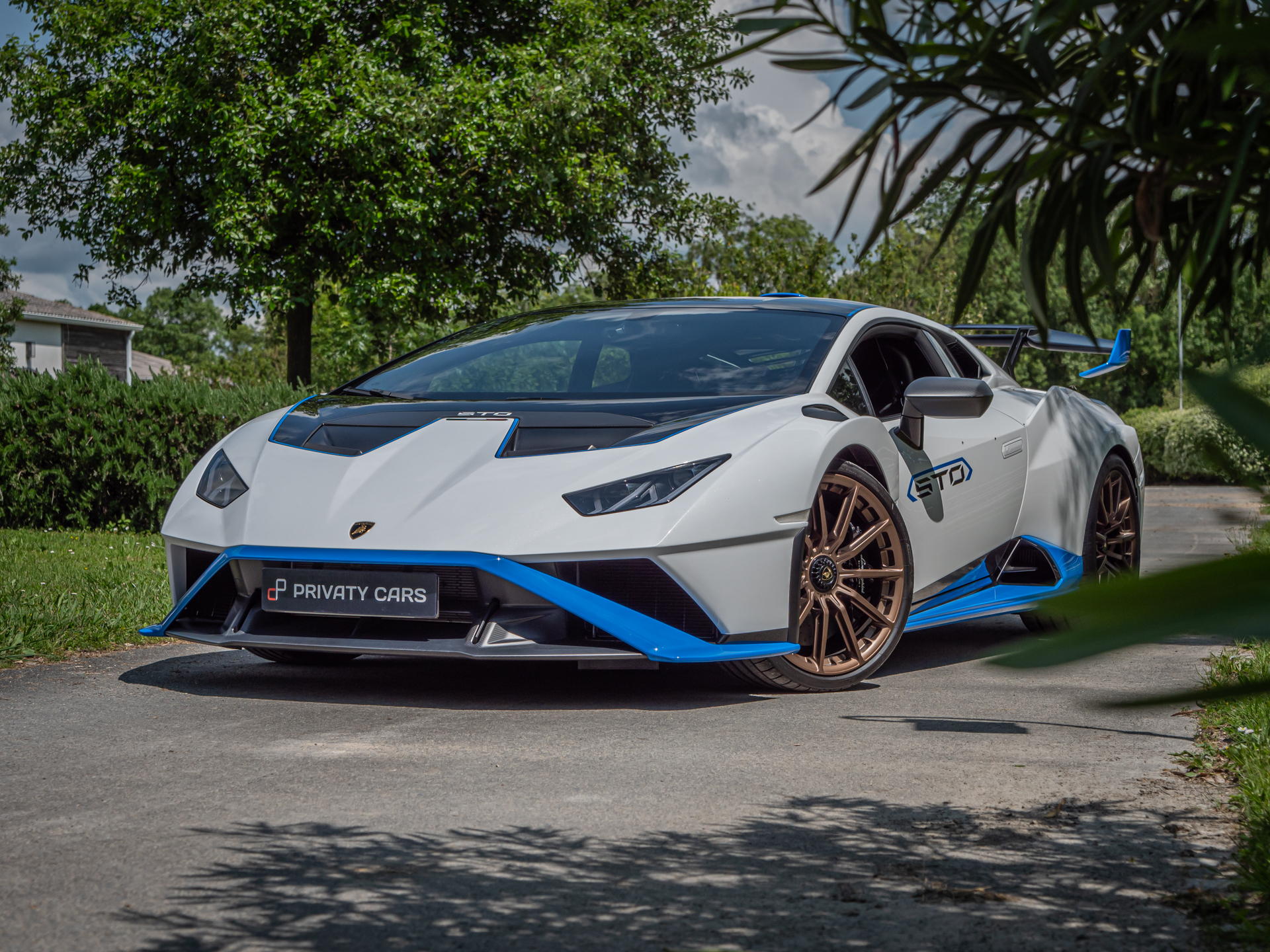 À vendre – LAMBORGHINI – HURACAN STO – 2021 – Bianco Asopo – 13 900 km – 640 ch – V10 Atmo – Transmission : Sequentielle – Vue principale – Origine Italie – Privaty Cars – Vente de voitures de prestige d’occasion entre Bordeaux et Nantes