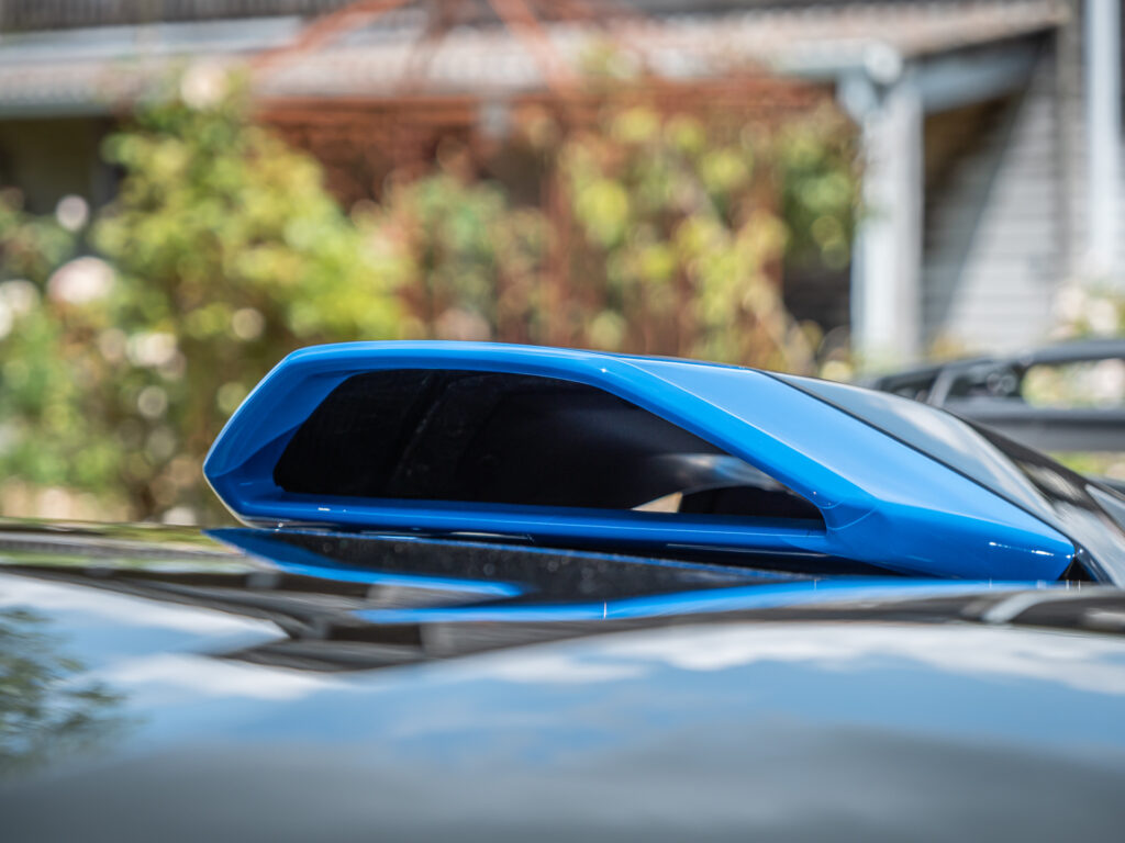 Aileron arrière en position relevée – LAMBORGHINI – HURACAN STO – 2021 – Bianco Asopo – 640 ch – V10 Atmo – 13 900 km – Transmission : Sequentielle – Origine Italie – Privaty Cars – Vente de voitures de prestige d’occasion près de Poitiers