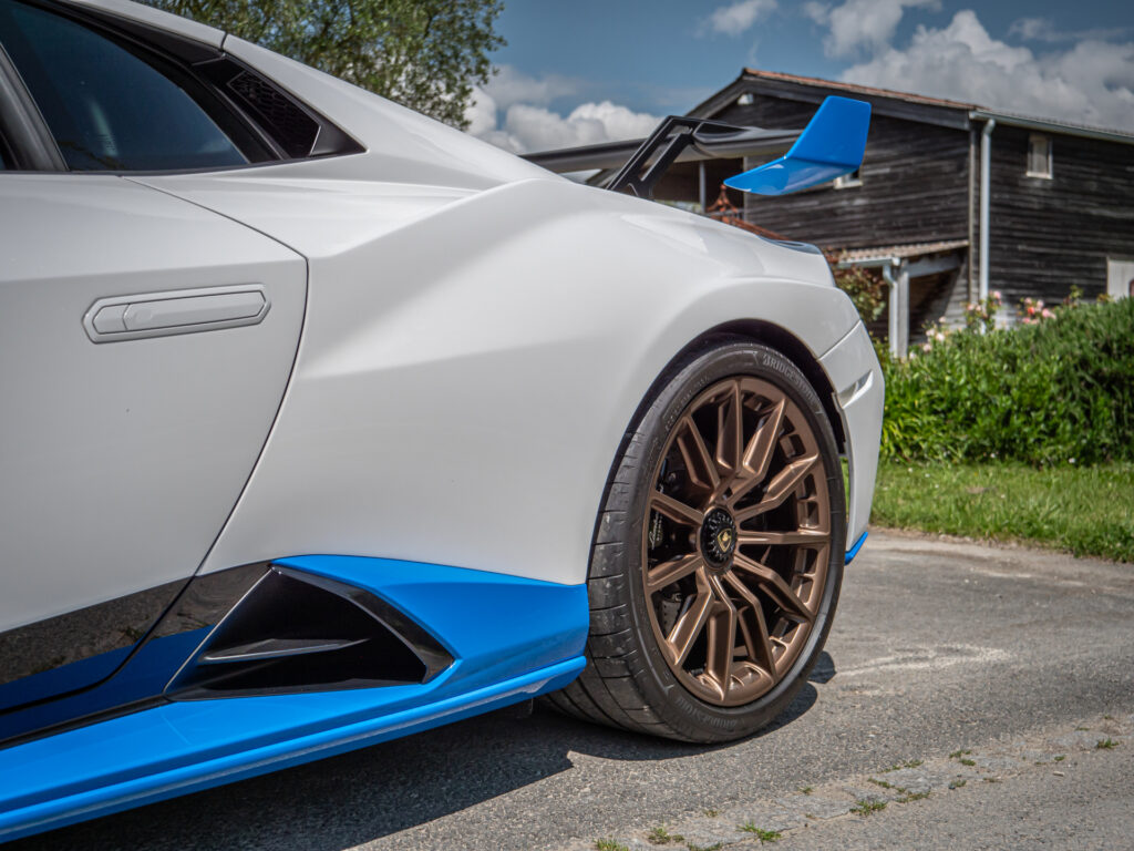 Aileron arrière avec supports aérodynamiques – LAMBORGHINI – HURACAN STO – 2021 – Bianco Asopo – 640 ch – V10 Atmo – 13 900 km – Transmission : Sequentielle – Origine Italie – Privaty Cars – Achat et vente de voitures de luxe d’occasion proche de Nantes