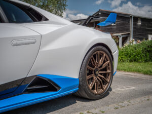 Aileron arrière avec supports aérodynamiques – LAMBORGHINI – HURACAN STO – 2021 – Bianco Asopo – 640 ch – V10 Atmo – 13 900 km – Transmission : Sequentielle – Origine Italie – Privaty Cars – Achat et vente de voitures de luxe d’occasion proche de Nantes