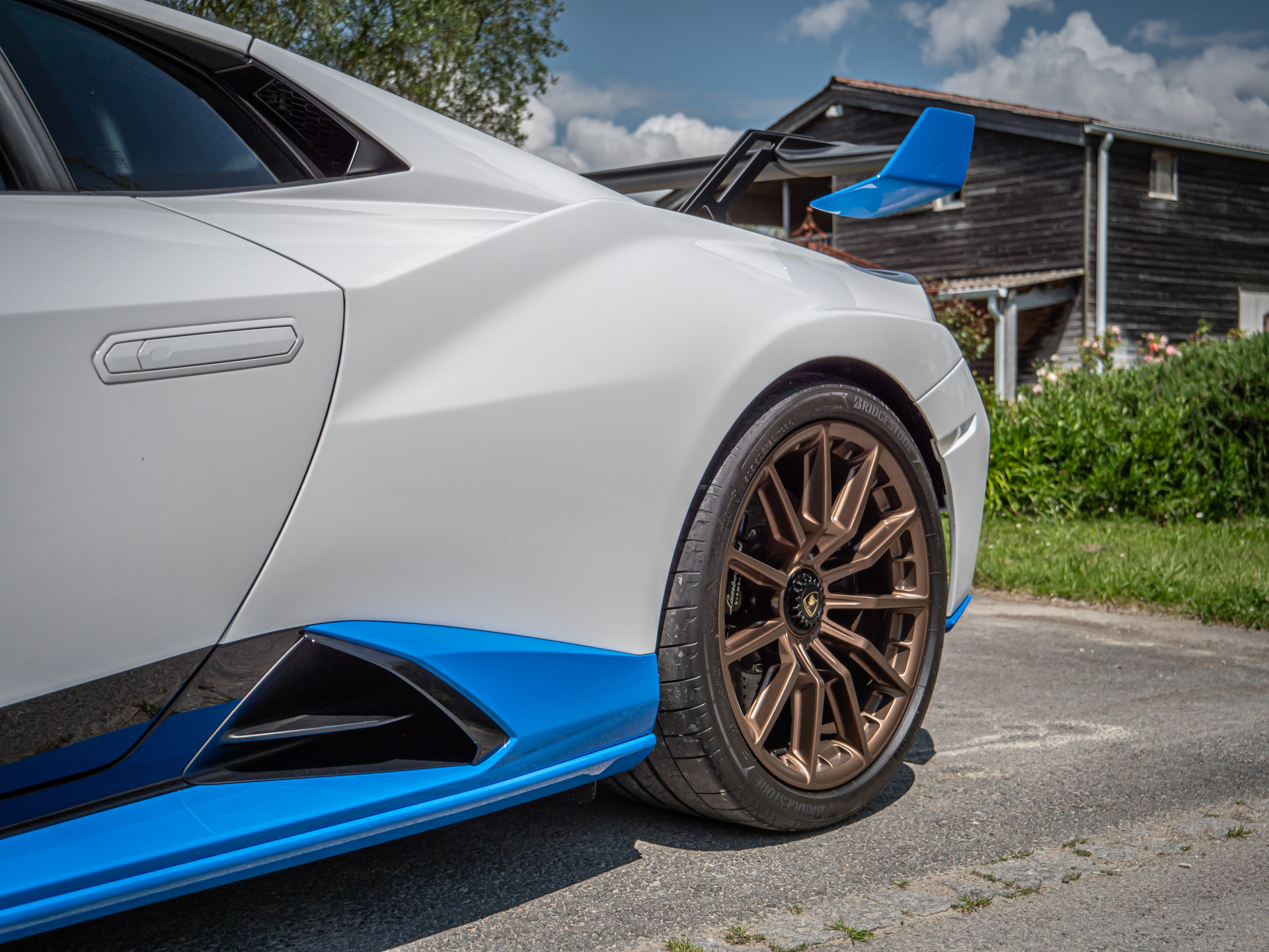 Aileron arrière avec supports aérodynamiques – LAMBORGHINI – HURACAN STO – 2021 – Bianco Asopo – 640 ch – V10 Atmo – 13 900 km – Transmission : Sequentielle – Origine Italie – Privaty Cars – Achat et vente de voitures de luxe d’occasion proche de Nantes