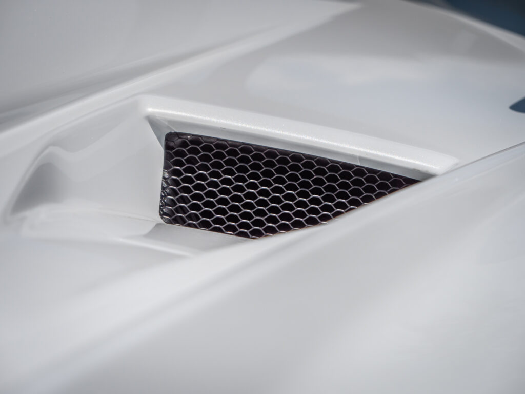 Grille d'aération en maillage hexagonal – LAMBORGHINI – HURACAN STO – 2021 – Bianco Asopo – 640 ch – V10 Atmo – 13 900 km – Transmission : Sequentielle – Origine Italie – Privaty Cars – Expertise et vente de modèles Super Sport proche de Bordeaux