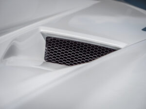Grille d'aération en maillage hexagonal – LAMBORGHINI – HURACAN STO – 2021 – Bianco Asopo – 640 ch – V10 Atmo – 13 900 km – Transmission : Sequentielle – Origine Italie – Privaty Cars – Expertise et vente de modèles Super Sport proche de Bordeaux
