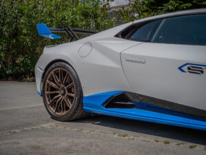 Aileron arrière avec finition bleue – LAMBORGHINI – HURACAN STO – 2021 – Bianco Asopo – 640 ch – V10 Atmo – 13 900 km – Transmission : Sequentielle – Origine Italie – Privaty Cars – Vente de supercars d’occasion dans l’Ouest de la France