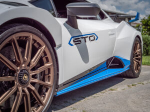 Jante alliage doré avec étriers de frein – LAMBORGHINI – HURACAN STO – 2021 – Bianco Asopo – 640 ch – V10 Atmo – 13 900 km – Transmission : Sequentielle – Origine Italie – Privaty Cars – Vente de supercars d’occasion entre Bordeaux et Nantes