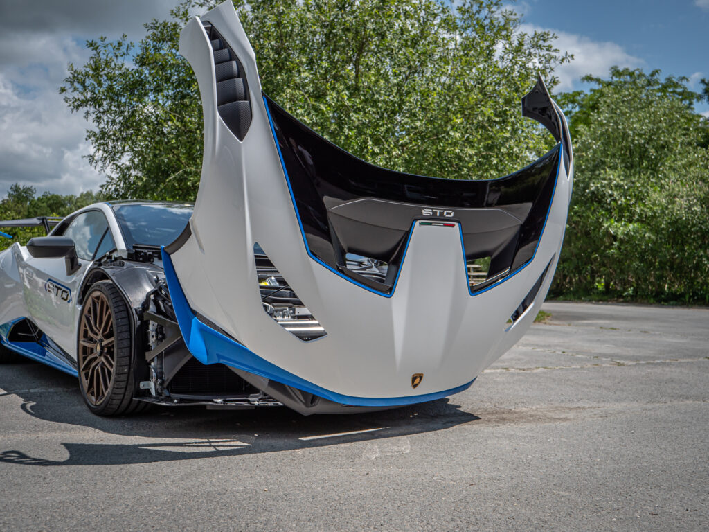 Carrosserie – LAMBORGHINI – HURACAN STO – 2021 – Bianco Asopo – 640 ch – V10 Atmo – 13 900 km – Transmission : Sequentielle – Origine Italie – Privaty Cars – Achat et vente de véhicules LAMBORGHINI d’occasion proche de Nantes