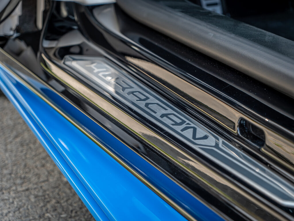 Seuil de porte avec inscription – LAMBORGHINI – HURACAN STO – 2021 – Bianco Asopo – 640 ch – V10 Atmo – 13 900 km – Transmission : Sequentielle – Origine Italie – Privaty Cars – Négoce de véhicules GT et sportives d’exception proche de Bordeaux