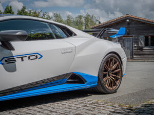 Aileron arrière avec finition bleue – LAMBORGHINI – HURACAN STO – 2021 – Bianco Asopo – 640 ch – V10 Atmo – 13 900 km – Transmission : Sequentielle – Origine Italie – Privaty Cars – Achat et vente de véhicules LAMBORGHINI d’occasion près de Niort