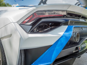 Feu arrière avec design angulaire – LAMBORGHINI – HURACAN STO – 2021 – Bianco Asopo – 640 ch – V10 Atmo – 13 900 km – Transmission : Sequentielle – Origine Italie – Privaty Cars – Vente de véhicules d’investissement et de collection dans l’Ouest de la France