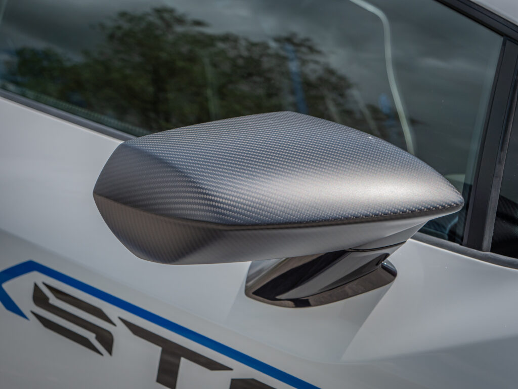 Rétroviseur en fibre de carbone – LAMBORGHINI – HURACAN STO – 2021 – Bianco Asopo – 640 ch – V10 Atmo – 13 900 km – Transmission : Sequentielle – Origine Italie – Privaty Cars – Vente de voitures de prestige d’occasion dans l’Ouest de la France