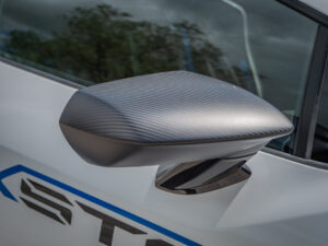 Rétroviseur en fibre de carbone – LAMBORGHINI – HURACAN STO – 2021 – Bianco Asopo – 640 ch – V10 Atmo – 13 900 km – Transmission : Sequentielle – Origine Italie – Privaty Cars – Vente de voitures de prestige d’occasion dans l’Ouest de la France