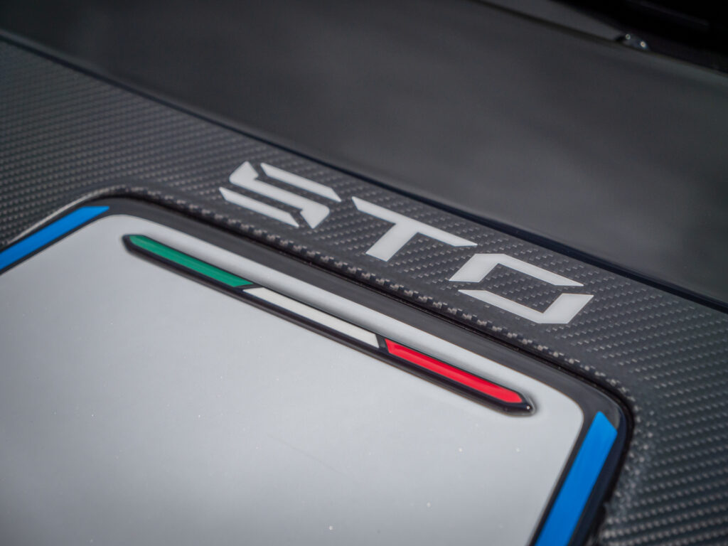 Détails carbone – LAMBORGHINI – HURACAN STO – 2021 – Bianco Asopo – 640 ch – V10 Atmo – 13 900 km – Transmission : Sequentielle – Origine Italie – Privaty Cars – Dépôt-vente de voitures de sport et véhicules d’exception près de Poitiers