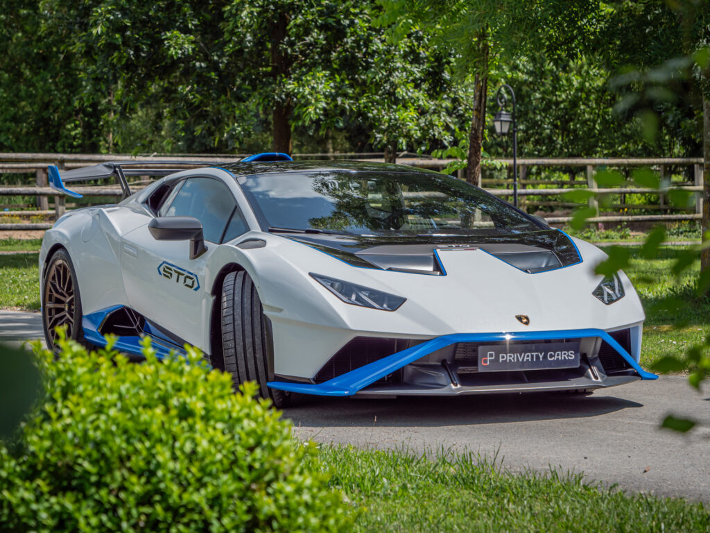 Vue avant avec aileron et prises d'air – LAMBORGHINI – HURACAN STO – 2021 – Bianco Asopo – 640 ch – V10 Atmo – 13 900 km – Transmission : Sequentielle – Origine Italie – Privaty Cars – Spécialiste LAMBORGHINI d’occasion près de Poitiers