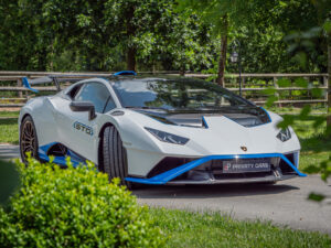 Vue avant avec aileron et prises d'air – LAMBORGHINI – HURACAN STO – 2021 – Bianco Asopo – 640 ch – V10 Atmo – 13 900 km – Transmission : Sequentielle – Origine Italie – Privaty Cars – Spécialiste LAMBORGHINI d’occasion près de Poitiers