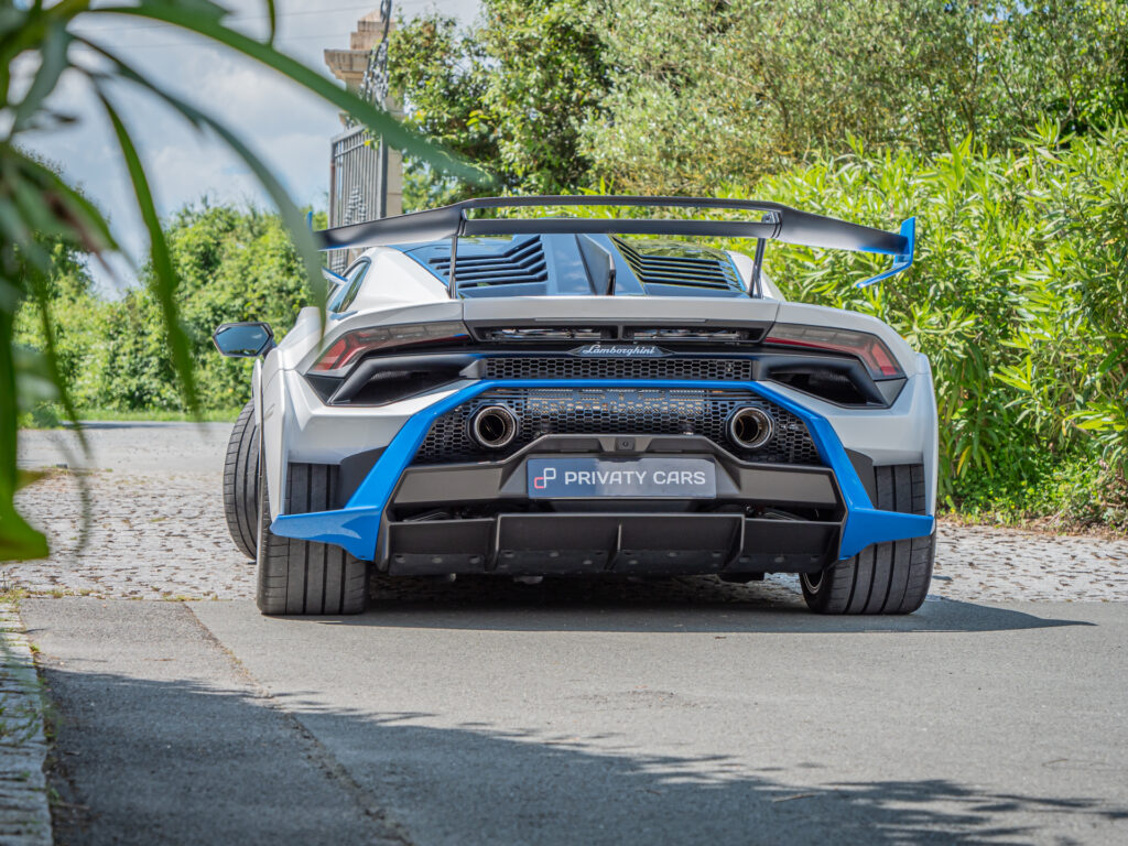 Vue arrière avec aileron et diffuseur – LAMBORGHINI – HURACAN STO – 2021 – Bianco Asopo – 640 ch – V10 Atmo – 13 900 km – Transmission : Sequentielle – Origine Italie – Privaty Cars – Vente de supercars d’occasion à 2 heures de Paris en TGV