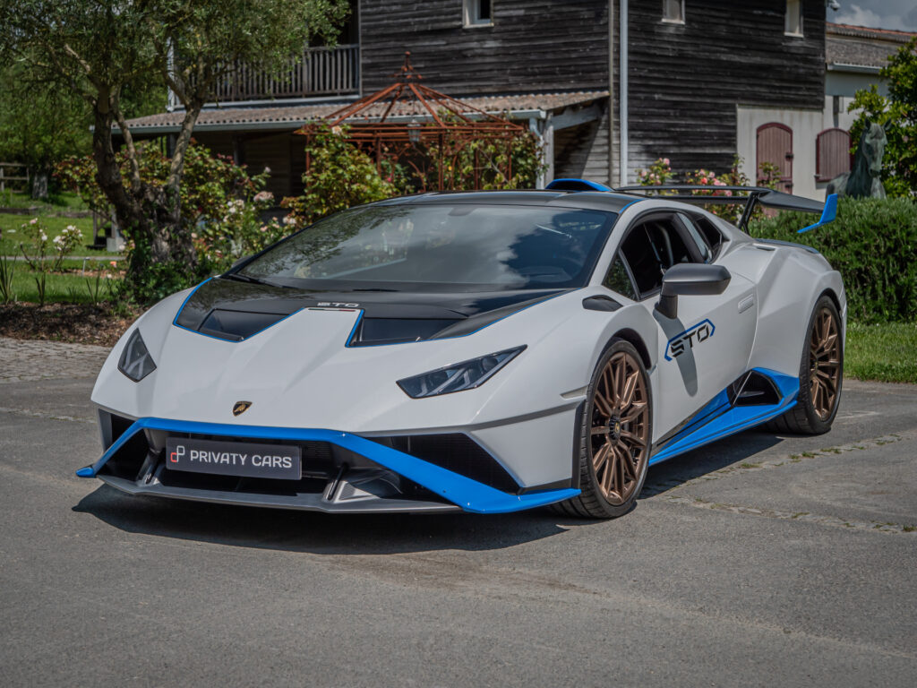 Vue avant avec aileron et diffuseur – LAMBORGHINI – HURACAN STO – 2021 – Bianco Asopo – 640 ch – V10 Atmo – 13 900 km – Transmission : Sequentielle – Origine Italie – Privaty Cars – Achat et vente de supercars d’occasion proche de Nantes
