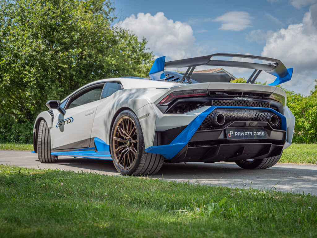 Aileron arrière avec éléments aérodynamiques – LAMBORGHINI – HURACAN STO – 2021 – Bianco Asopo – 640 ch – V10 Atmo – 13 900 km – Transmission : Sequentielle – Origine Italie – Privaty Cars – Rachat express de supercars et hypercars dans l’Ouest de la France