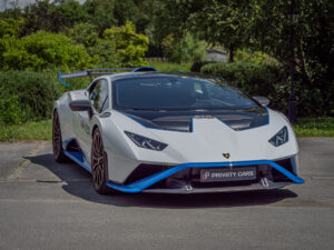 Vue avant avec aileron arrière – LAMBORGHINI – HURACAN STO – 2021 – Bianco Asopo – 640 ch – V10 Atmo – 13 900 km – Transmission : Sequentielle – Origine Italie – Privaty Cars – Courtage automobile pour véhicules exclusifs proche de Bordeaux