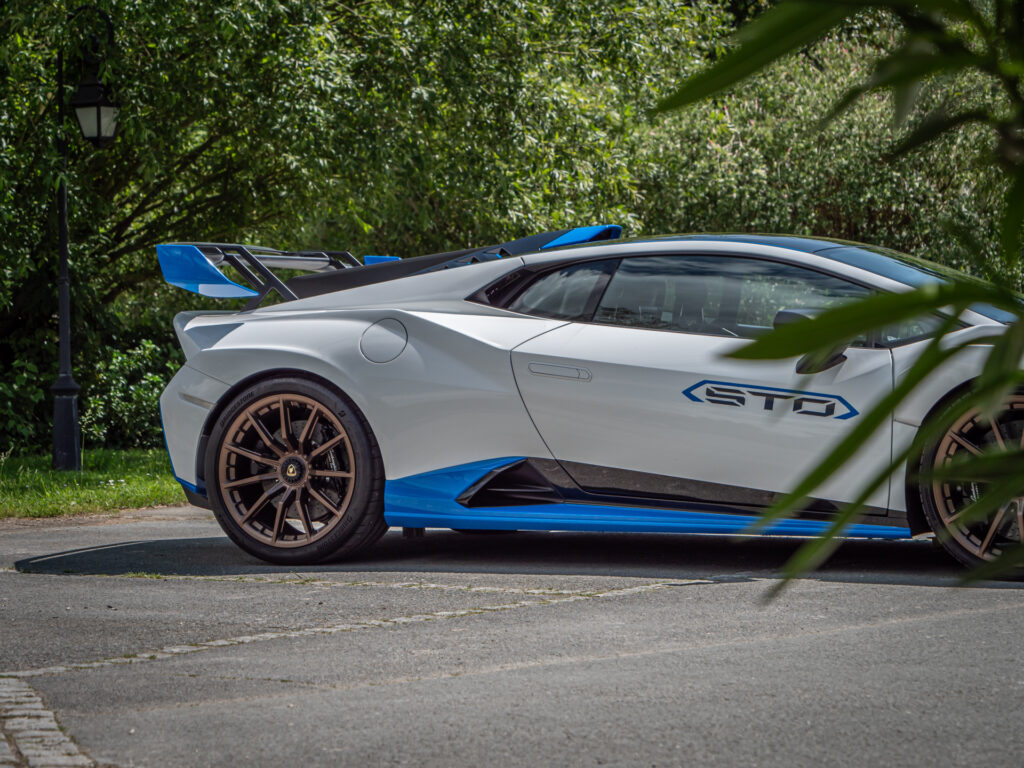 Vue latérale avec aileron arrière – LAMBORGHINI – HURACAN STO – 2021 – Bianco Asopo – 640 ch – V10 Atmo – 13 900 km – Transmission : Sequentielle – Origine Italie – Privaty Cars – Estimation et rachat de véhicules haut de gamme près de Niort