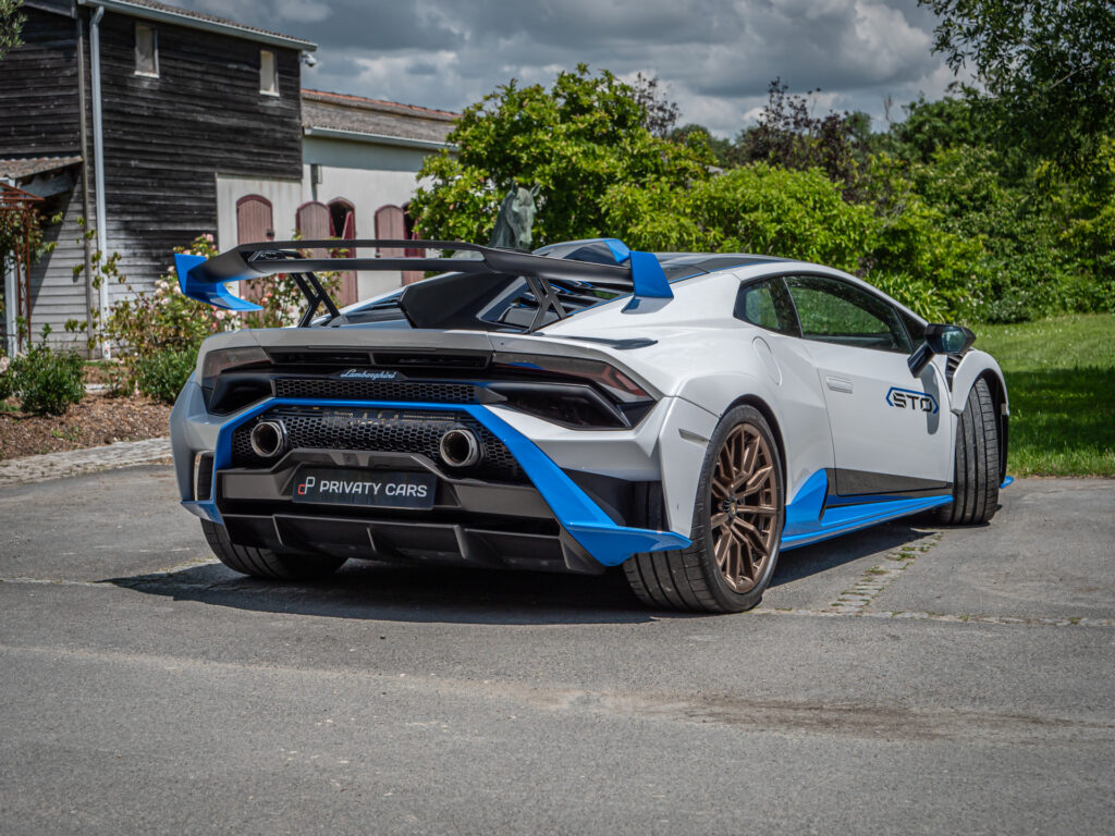 Vue arrière avec aileron et diffuseur – LAMBORGHINI – HURACAN STO – 2021 – Bianco Asopo – 640 ch – V10 Atmo – 13 900 km – Transmission : Sequentielle – Origine Italie – Privaty Cars – Intermédiaire de confiance vente voiture sport près de Niort