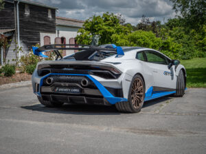 Vue arrière avec aileron et diffuseur – LAMBORGHINI – HURACAN STO – 2021 – Bianco Asopo – 640 ch – V10 Atmo – 13 900 km – Transmission : Sequentielle – Origine Italie – Privaty Cars – Intermédiaire de confiance vente voiture sport près de Niort