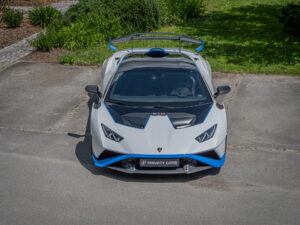 Vue avant avec aileron et phares – LAMBORGHINI – HURACAN STO – 2021 – Bianco Asopo – 640 ch – V10 Atmo – 13 900 km – Transmission : Sequentielle – Origine Italie – Privaty Cars – Expert des modèles LAMBORGHINI entre Bordeaux et Nantes