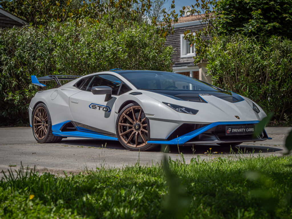Vue latérale avec aileron arrière – LAMBORGHINI – HURACAN STO – 2021 – Bianco Asopo – 640 ch – V10 Atmo – 13 900 km – Transmission : Sequentielle – Origine Italie – Privaty Cars – Rachat cash de voitures de sport d’occasion en Nouvelle-Aquitaine