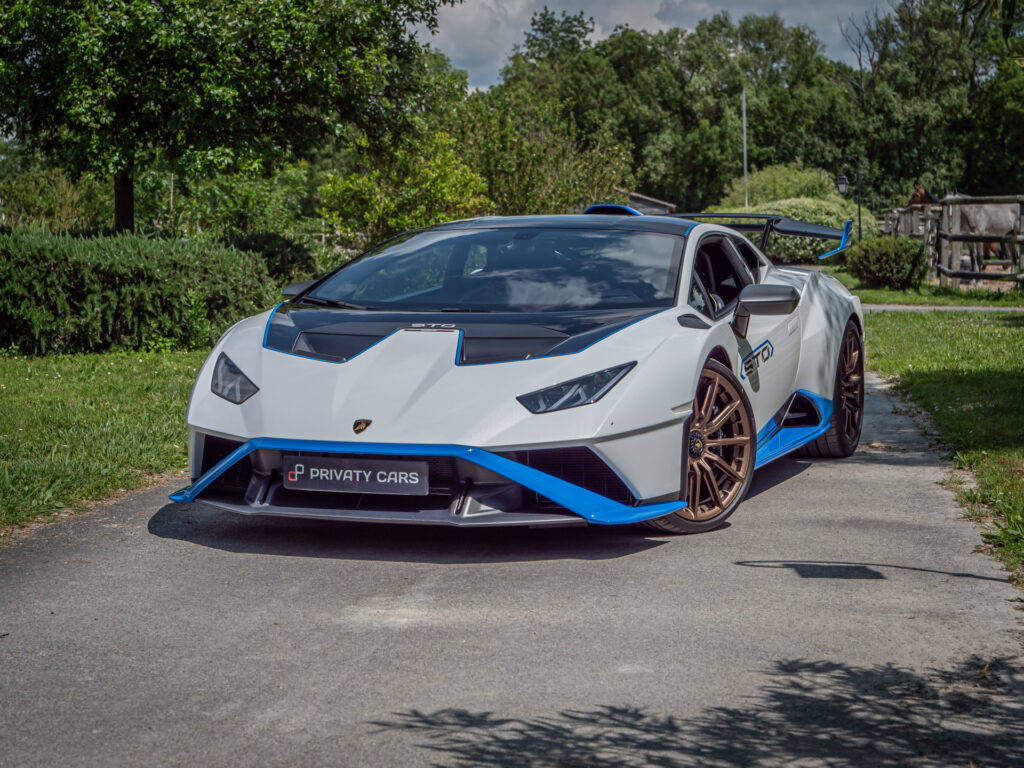 Vue avant avec aileron et diffuseur – LAMBORGHINI – HURACAN STO – 2021 – Bianco Asopo – 640 ch – V10 Atmo – 13 900 km – Transmission : Sequentielle – Origine Italie – Privaty Cars – Achat et vente de supercars d’occasion entre Bordeaux et Nantes