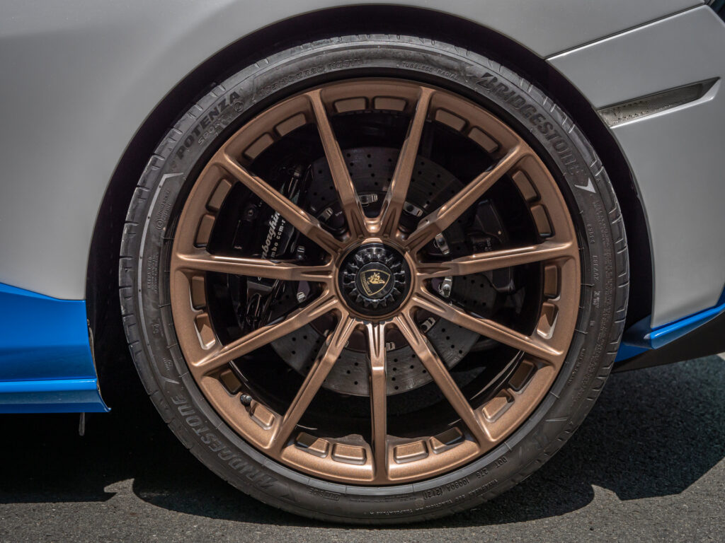 Jantes en alliage bronze – LAMBORGHINI – HURACAN STO – 2021 – Bianco Asopo – 640 ch – V10 Atmo – 13 900 km – Transmission : Sequentielle – Origine Italie – Privaty Cars – Négoce de véhicules GT et sportives d’exception entre Bordeaux et Nantes