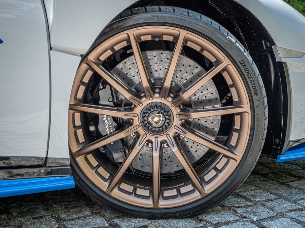 Jantes – LAMBORGHINI – HURACAN STO – 2021 – Bianco Asopo – 640 ch – V10 Atmo – 13 900 km – Transmission : Sequentielle – Origine Italie – Privaty Cars – Spécialiste LAMBORGHINI d’occasion à 2 heures de Paris en TGV