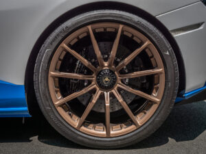 Jantes en alliage bronze – LAMBORGHINI – HURACAN STO – 2021 – Bianco Asopo – 640 ch – V10 Atmo – 13 900 km – Transmission : Sequentielle – Origine Italie – Privaty Cars – Négoce de véhicules GT et sportives d’exception entre Bordeaux et Nantes