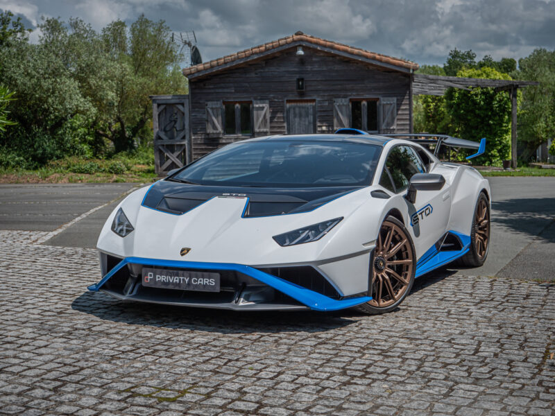 Photo principale – LAMBORGHINI – HURACAN STO – 2021 – Bianco Asopo – 640 ch – V10 Atmo – 13 900 km – Transmission : Sequentielle – Origine Italie – Privaty Cars – Commerce de voitures de sport luxe et premium à 2 heures de Paris en TGV